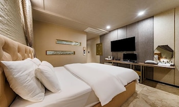urban hotel and golf
