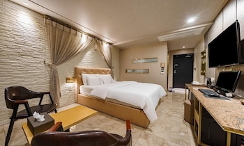 urban hotel and golf