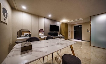 urban hotel and golf