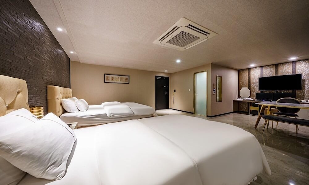 urban hotel and golf