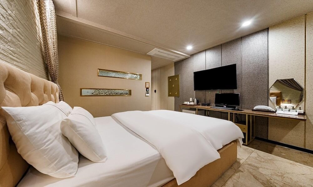 urban hotel and golf