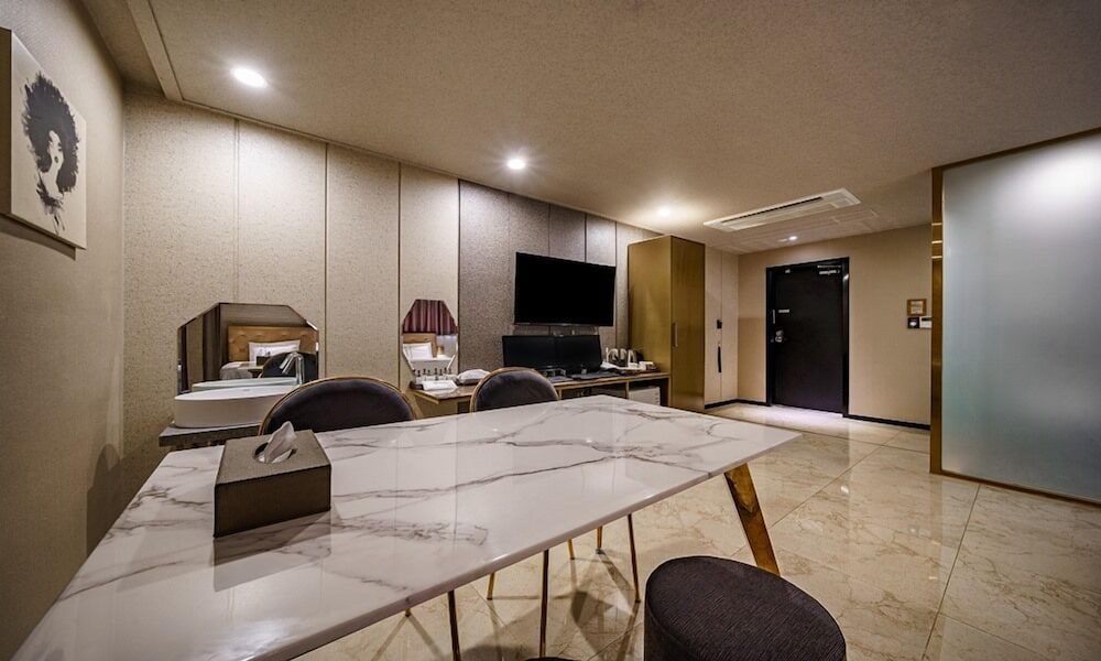 urban hotel and golf