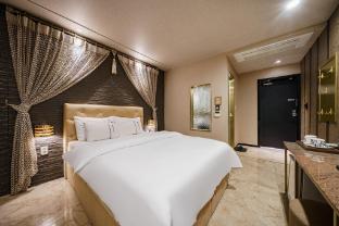 urban hotel and golf
