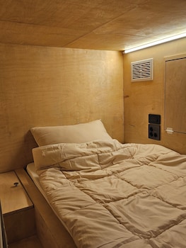 travel light hostel