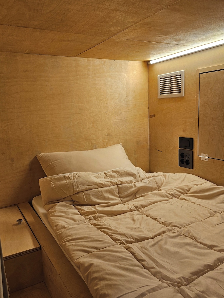 travel light hostel