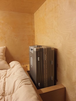travel light hostel