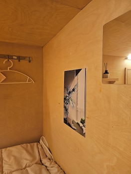 travel light hostel