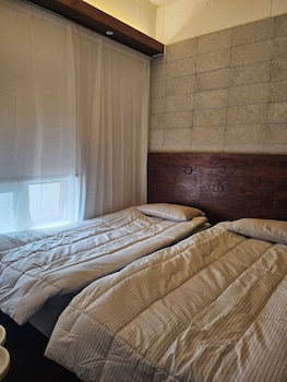 travel light hostel