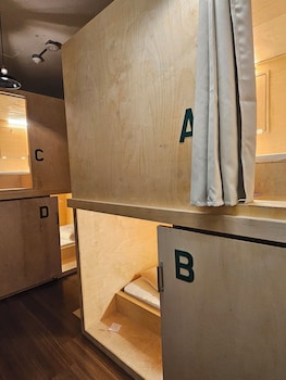 travel light hostel