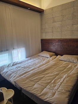 travel light hostel