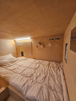 travel light hostel
