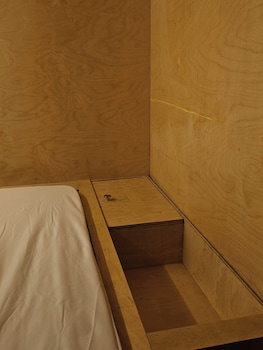 travel light hostel