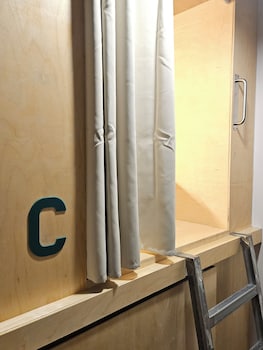 travel light hostel