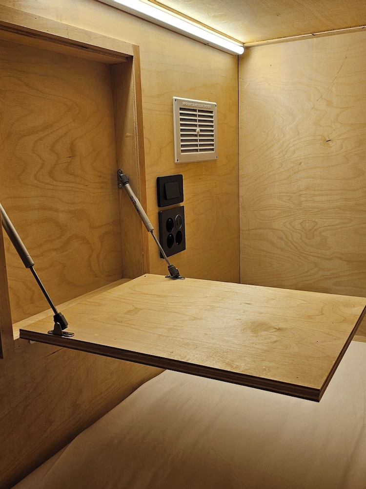 travel light hostel