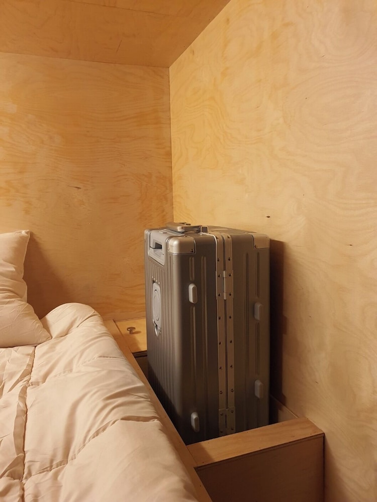 travel light hostel