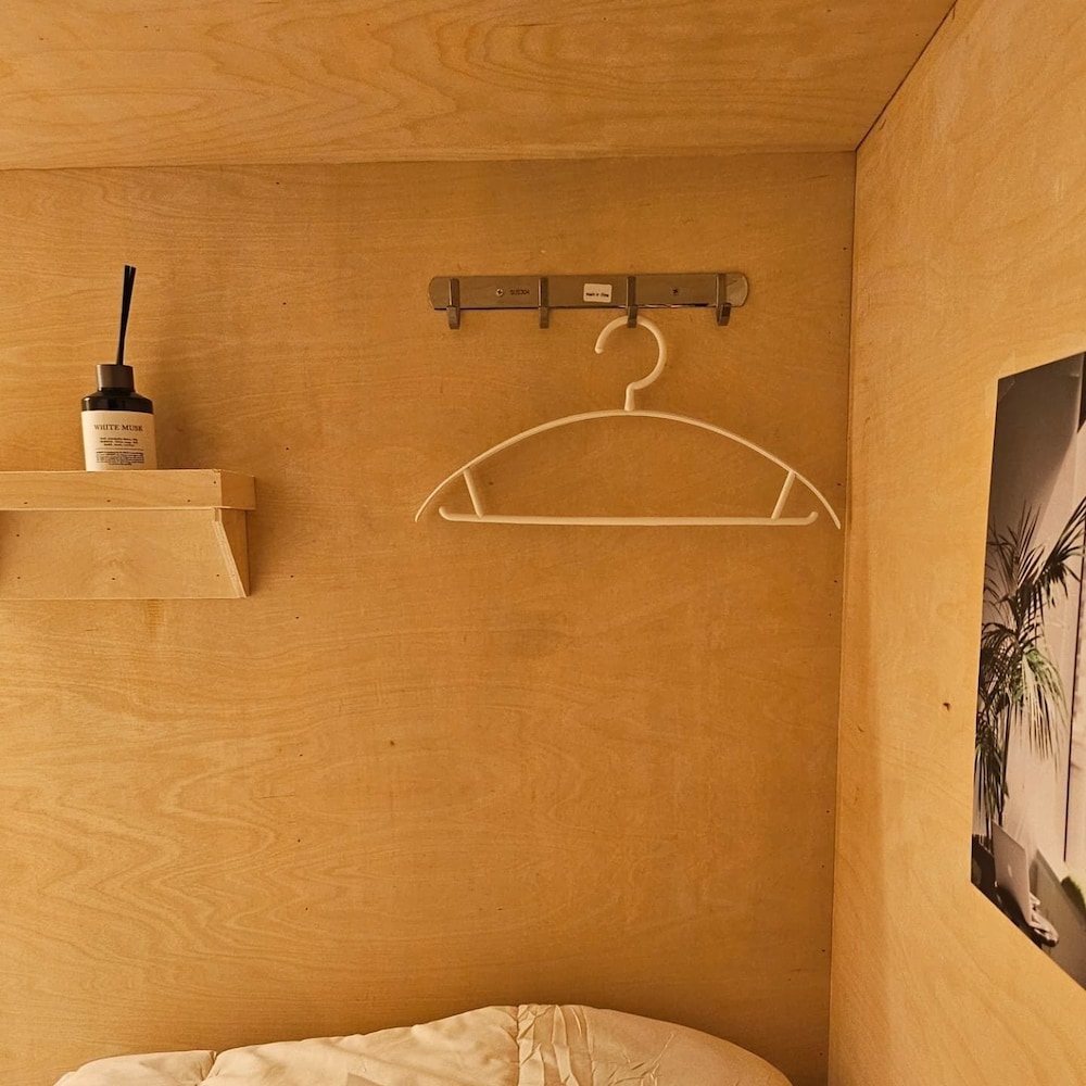 travel light hostel