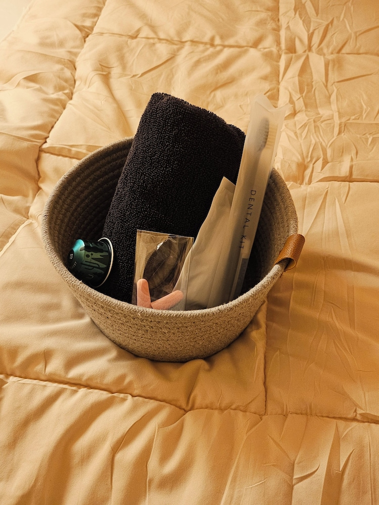 travel light hostel