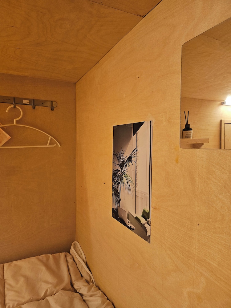 travel light hostel
