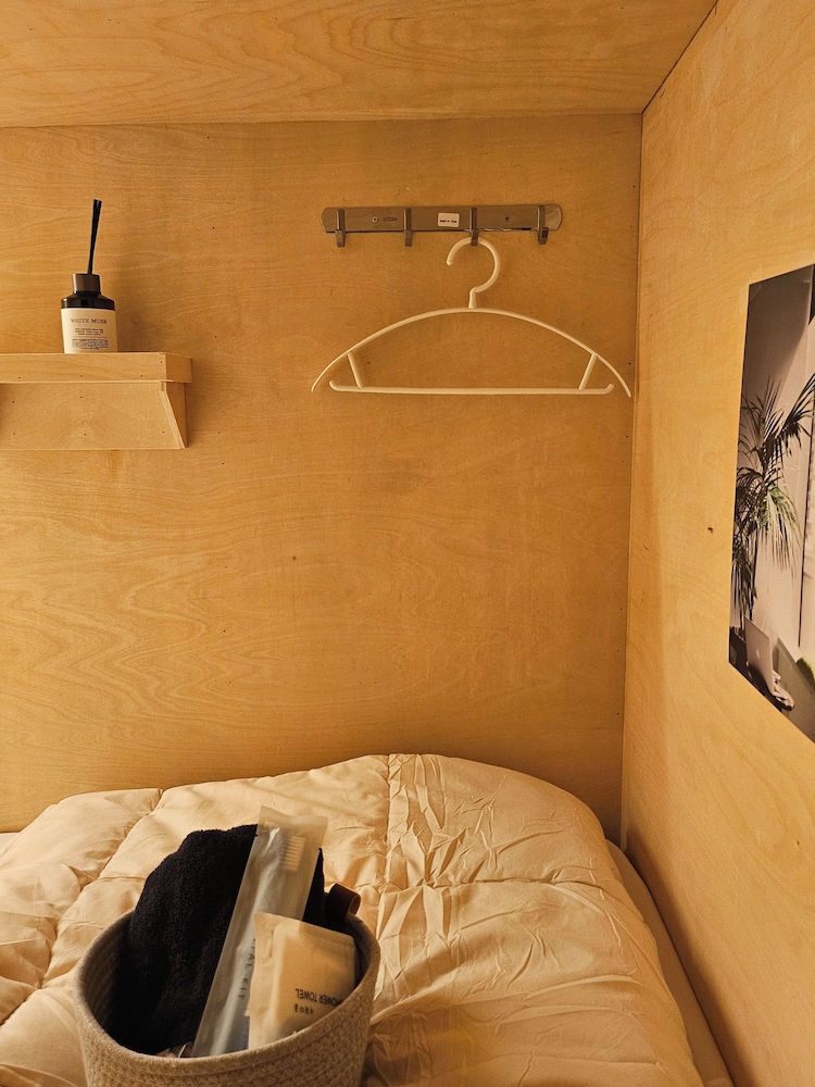 travel light hostel