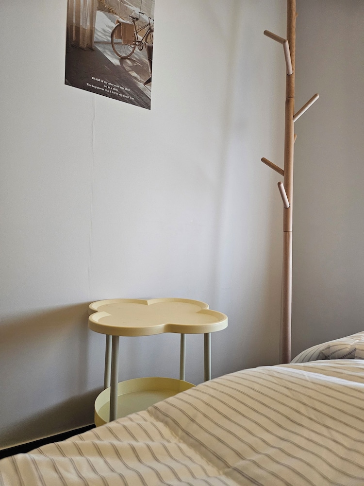travel light hostel