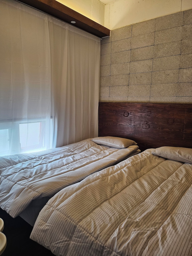 travel light hostel