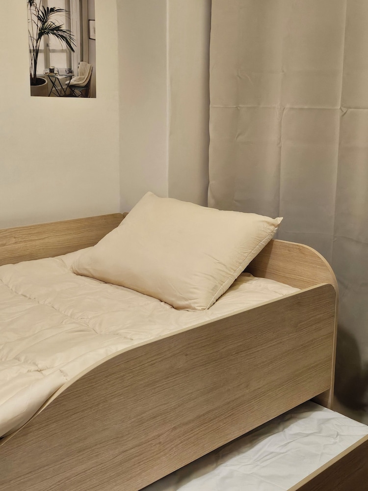 travel light hostel