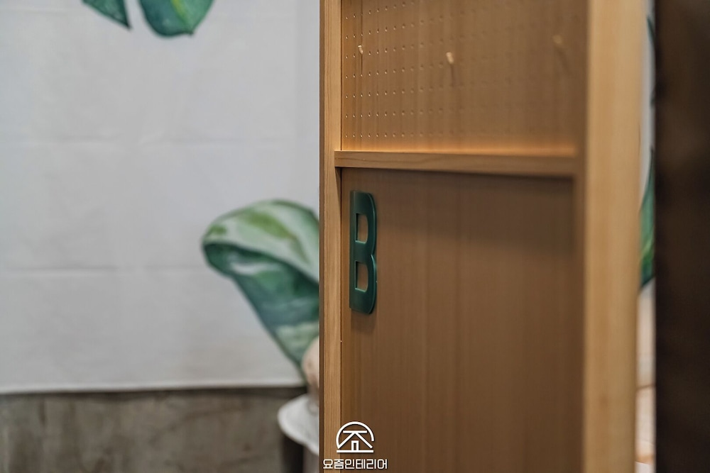 travel light hostel