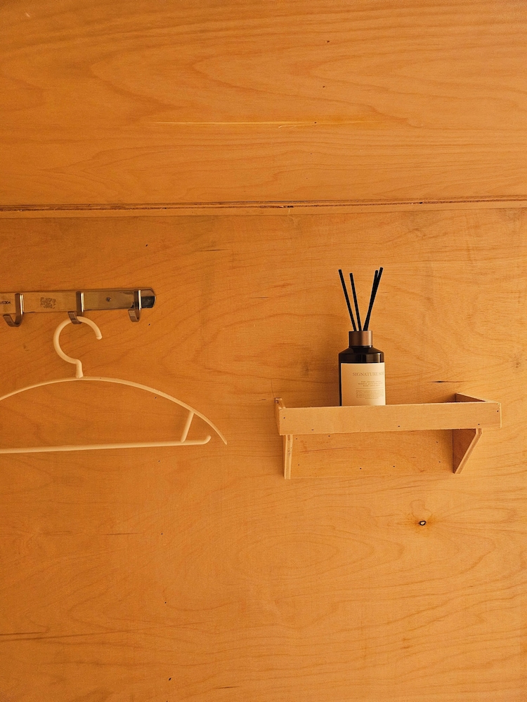travel light hostel