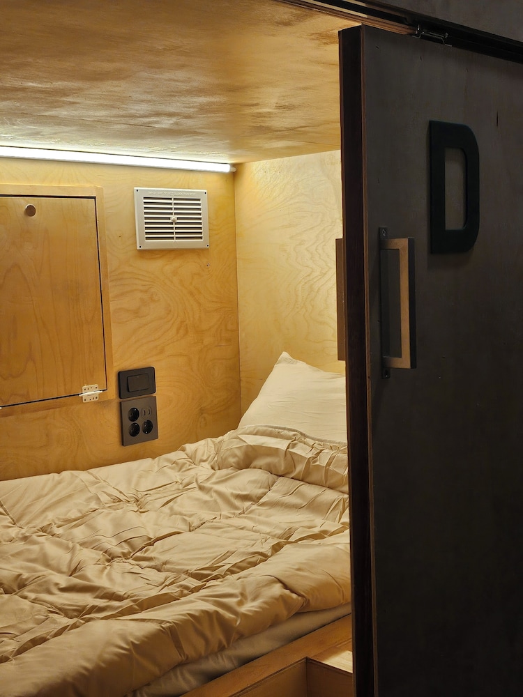 travel light hostel