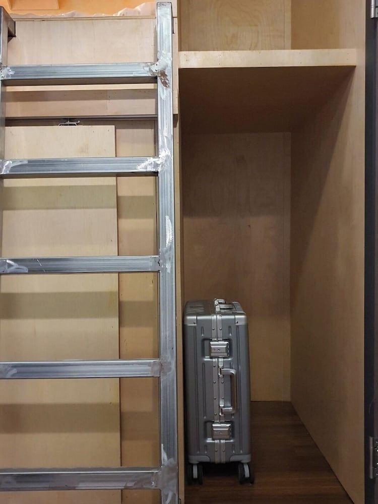 travel light hostel