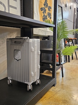 travel light hostel