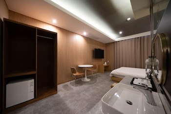 brown dot hotel daegu hyukshin doshi