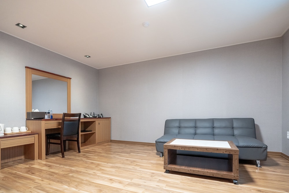 gyeongpodae the hotel business