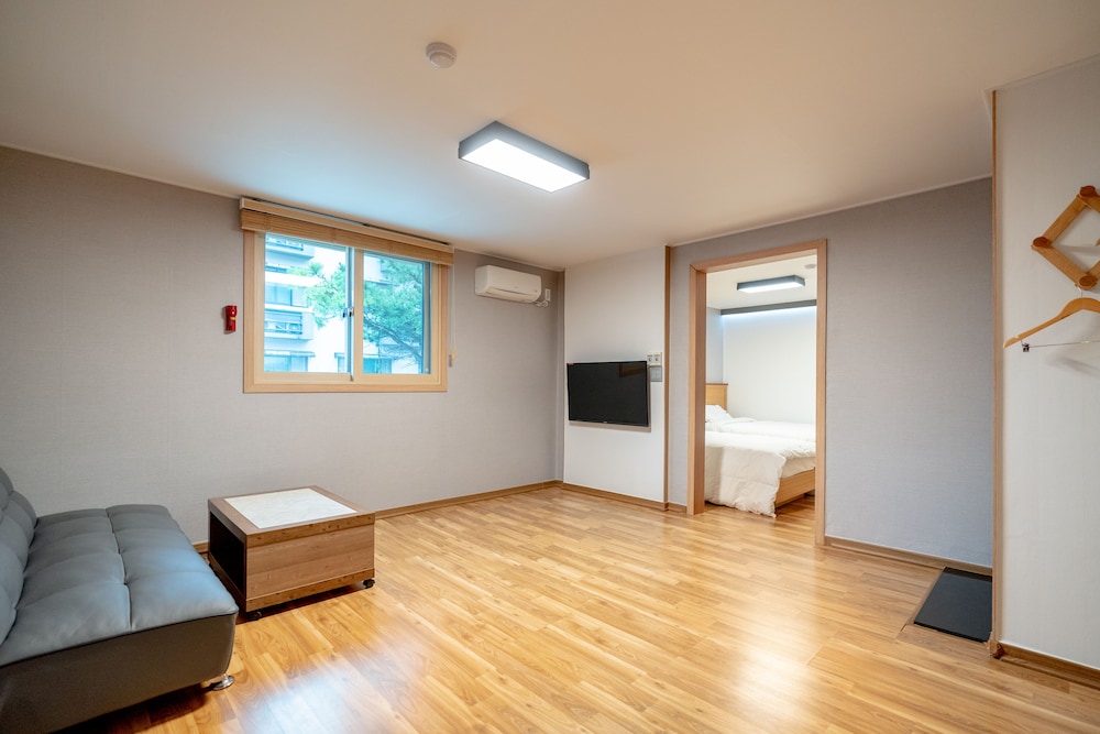 gyeongpodae the hotel business