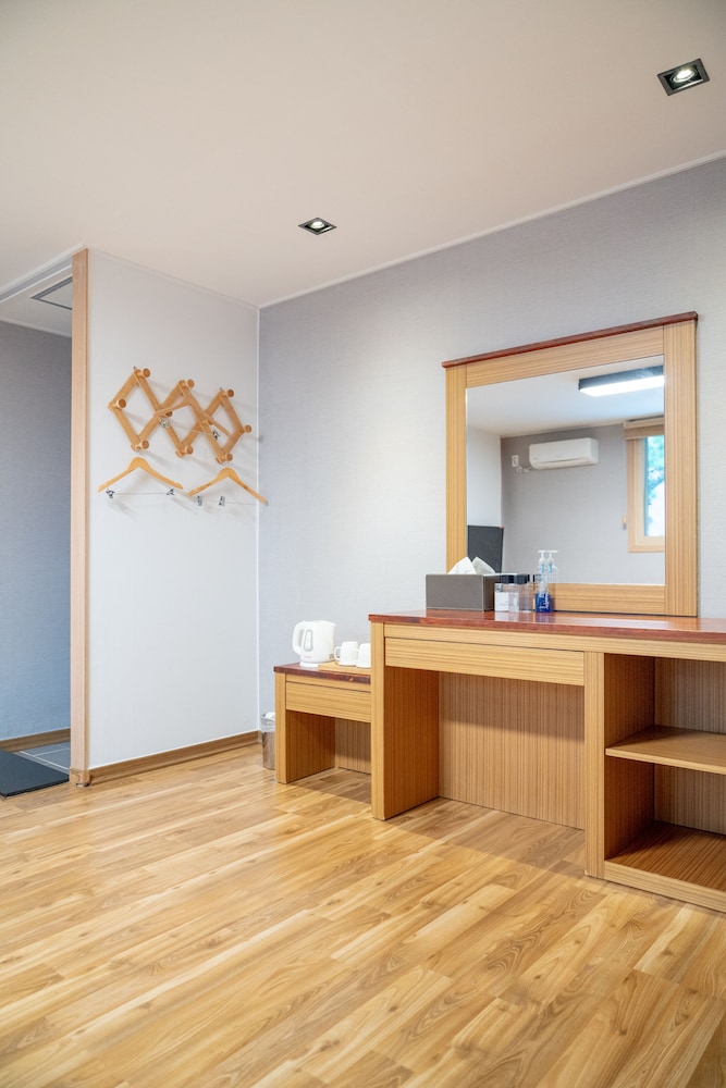 gyeongpodae the hotel business