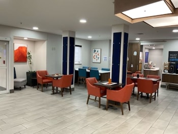 Holiday Inn Express Wichita North - Park City By Ihg,Sedgwick>>Park City,3 star