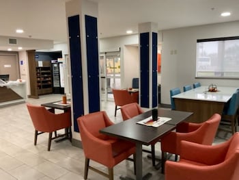 Holiday Inn Express Wichita North - Park City By Ihg,Sedgwick>>Park City,3 star