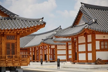 hanok stay namwonyechon by kensington