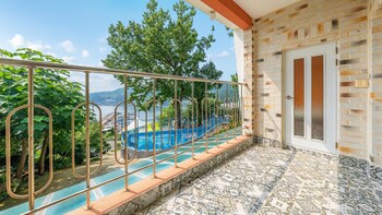 tongyoung blue house spa pension