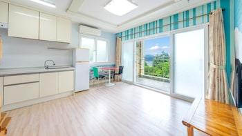 tongyoung blue house spa pension