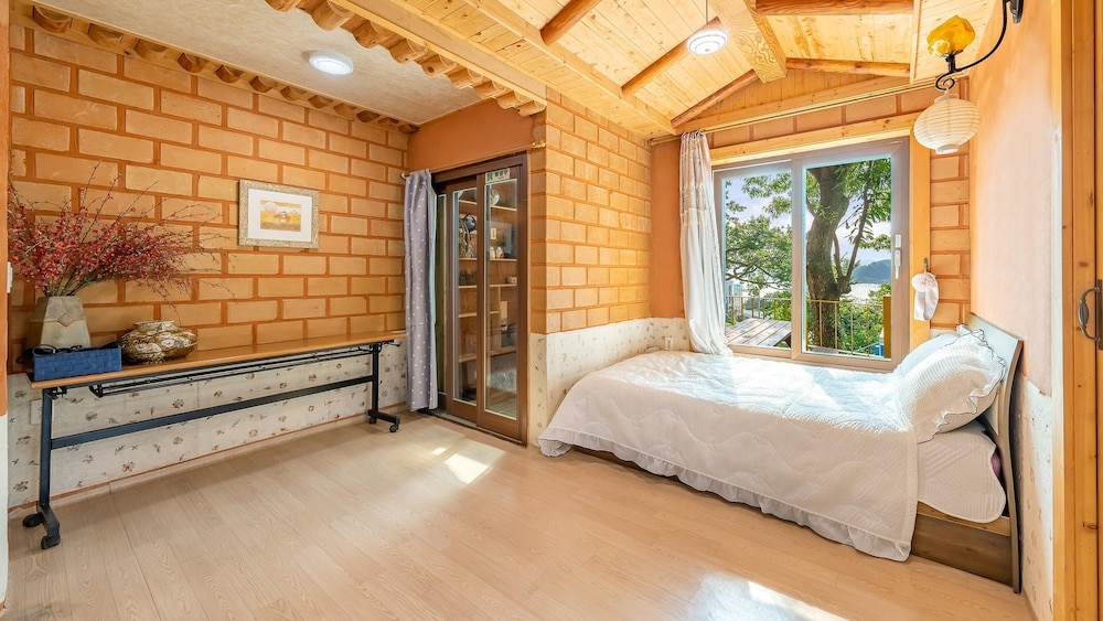 tongyoung blue house spa pension