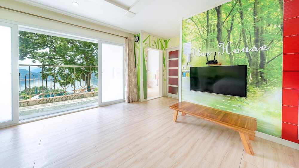 tongyoung blue house spa pension