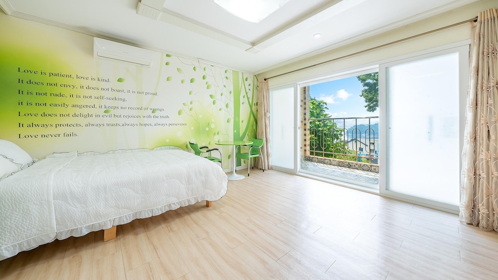 tongyoung blue house spa pension