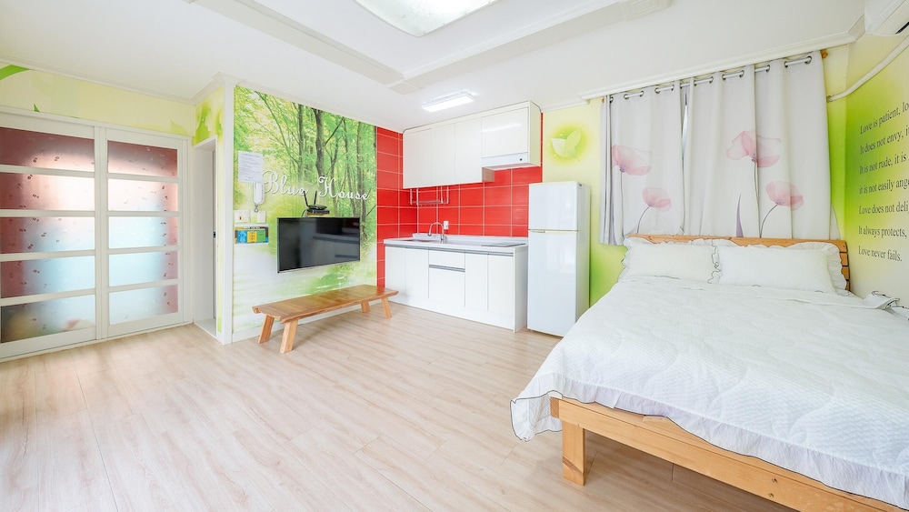 tongyoung blue house spa pension