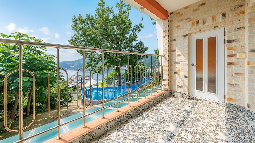 tongyoung blue house spa pension