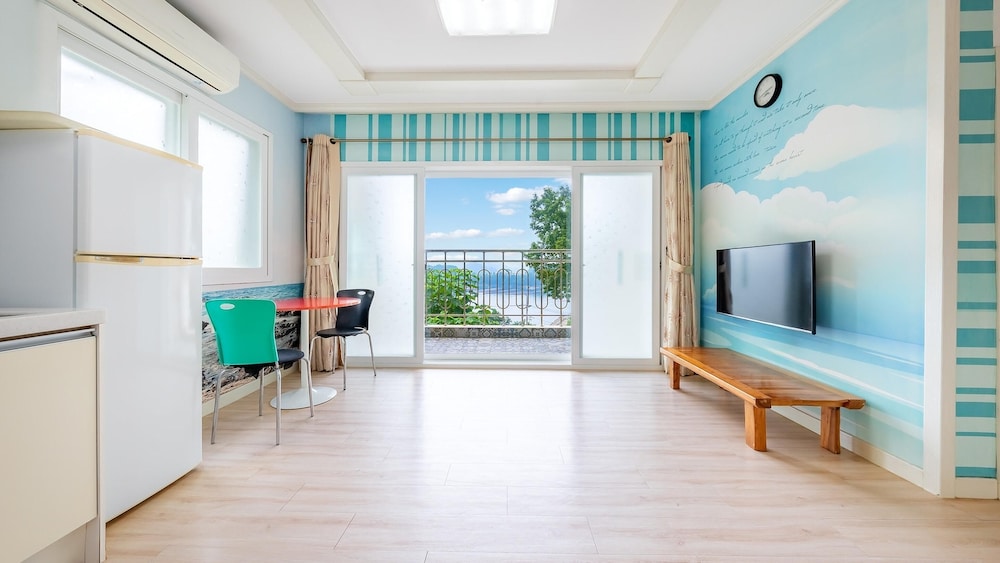 tongyoung blue house spa pension