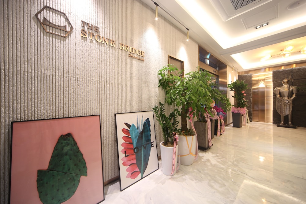 the stone bridge hotel