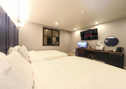 the stone bridge hotel