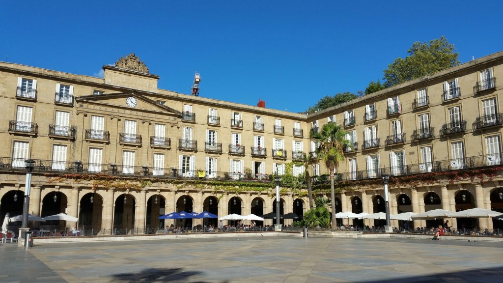 Casual Bilbao Serantes,Basque Country>>Bilbao,1 star