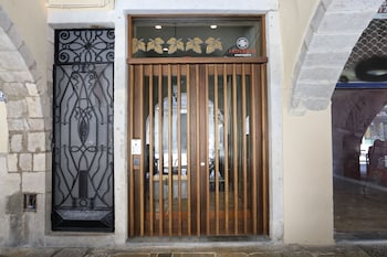 Apartaments Placa Del Vi,Sarria De Ter>>Girona,4 star